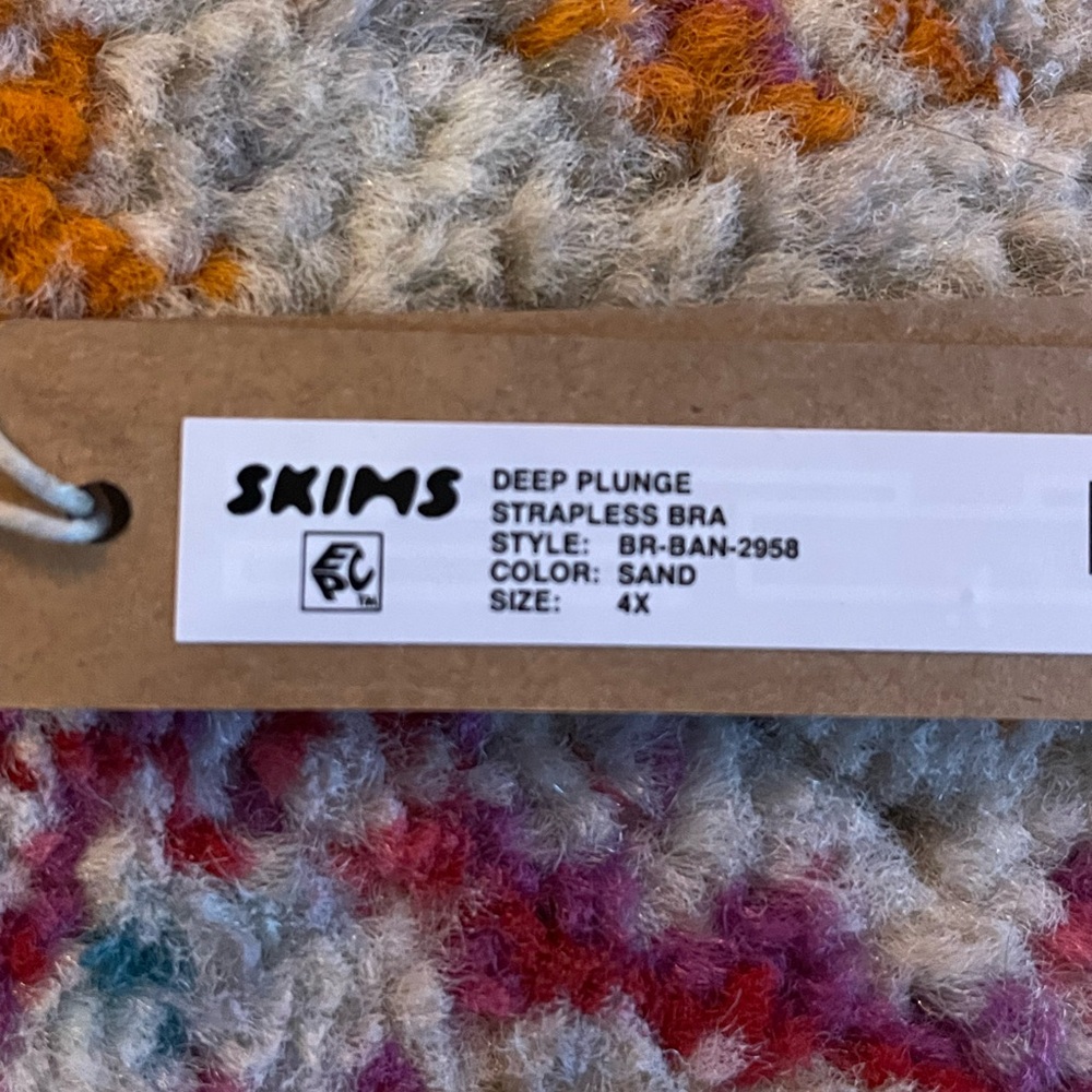 Skims Plunge Bra - Picture 4 of 4